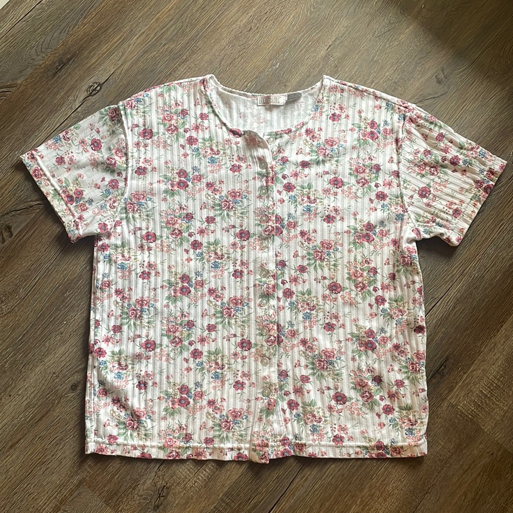 🌸 Lindsey Blake Ditsy Floral Button-Down T-Shirt